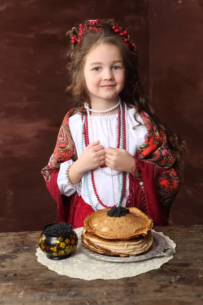 Chica Traje Ruso Panqueques Con Caviar Negro Mesa Madera — Foto de Stock