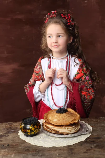 Menina Roupa Russa Panquecas Com Caviar Preto Mesa Madeira — Fotografia de Stock