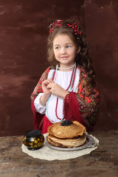 Flickan Den Ryska Outfit Och Pannkakor Med Svart Kaviar Tabellen — Stockfoto