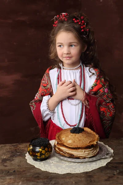 Menina Roupa Russa Panquecas Com Caviar Preto Mesa Madeira — Fotografia de Stock