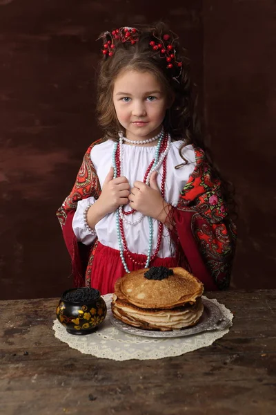 Dívka Ruské Oblečení Palačinky Černým Kaviárem Dřevěný Stůl — Stock fotografie