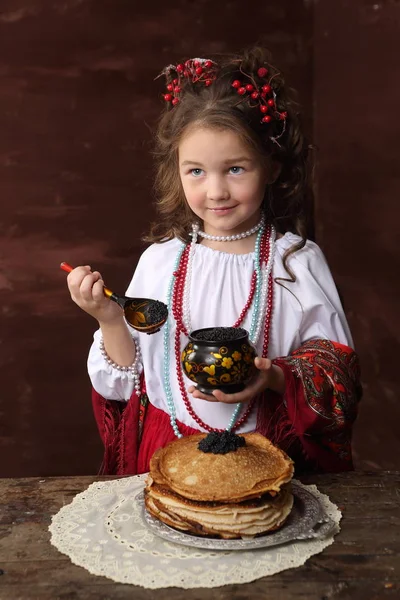 Orosz Ruha Lány Palacsinta Fekete Kaviár Tartja Egy Lány Egy — Stock Fotó