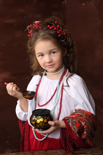 女孩穿着一件漂亮的连衣裙 手里拿着一碗黑鱼子酱 俄罗斯服装的女孩 — 图库照片