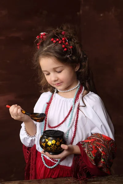 Menina Vestido Bonito Segurando Uma Tigela Caviar Preto Menina Roupa — Fotografia de Stock