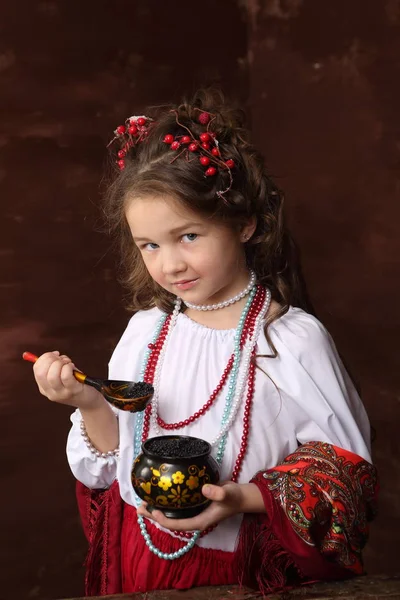 Dívku Krásných Šatech Držící Misku Černého Kaviáru Dívka Ruské Oblečení — Stock fotografie