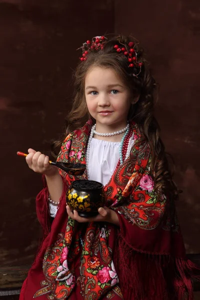 女孩穿着一件漂亮的连衣裙 手里拿着一碗黑鱼子酱 俄罗斯服装的女孩 — 图库照片