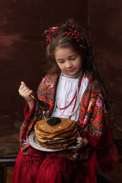 Menina Roupa Russa Mantém Panquecas Com Caviar Preto — Fotografia de Stock