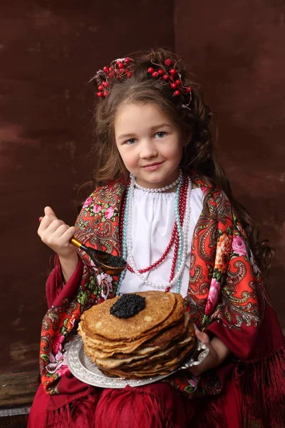 Una Chica Con Traje Ruso Come Panqueques Con Caviar Negro — Foto de Stock