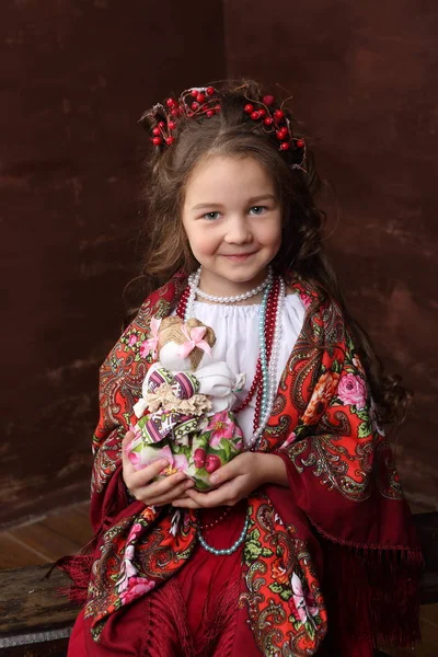 Ragazza Abito Russo Possesso Una Bambola — Foto Stock