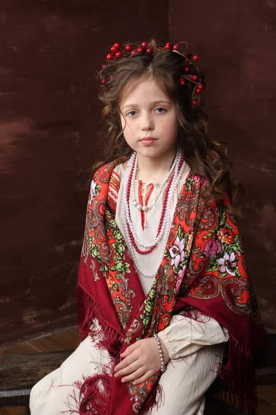 Dívka Ruské Šatech Drží Palačinky Černým Kaviárem Dívka Ruské Šatech — Stock fotografie