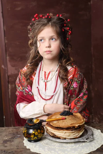 Lány Orosz Ruhában Fekete Kaviár Fából Készült Asztal Palacsinta — Stock Fotó