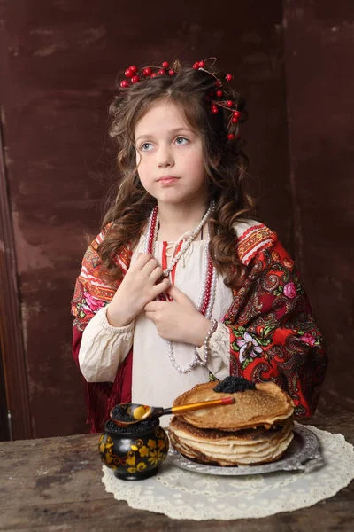 Kız Rus Kıyafet Ahşap Masa Üzerinde Siyah Havyar Ile Pancakes — Stok fotoğraf