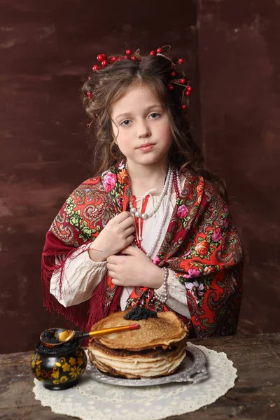 Menina Roupa Russa Panquecas Com Caviar Preto Mesa Madeira — Fotografia de Stock