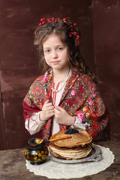 Menina Roupa Russa Panquecas Com Caviar Preto Mesa Madeira — Fotografia de Stock