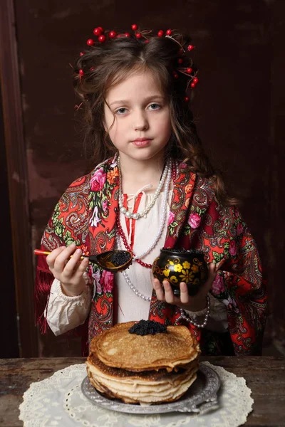 Ein Mädchen Russischen Outfit Isst Pfannkuchen Mit Schwarzem Kaviar Ein — Stockfoto