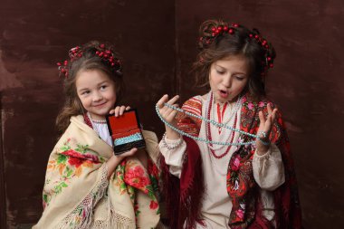 Kızlar boncuk ile Rus elbiseler