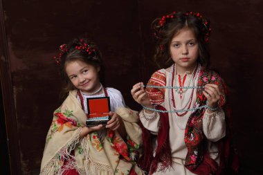Kızlar boncuk ile Rus elbiseler
