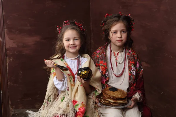 Dvě Dívky Krásných Kostýmech Ruské Udržet Palačinky — Stock fotografie