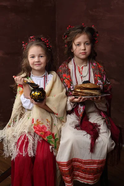 Två Tjejer Vackra Ryska Kostymer Hålla Pannkakor — Stockfoto