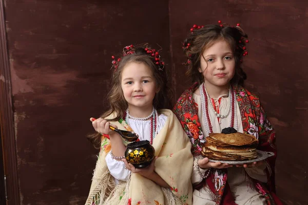 러시아 의상에서 팬케이크 — 스톡 사진