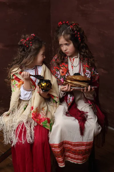 Дві Дівчини Красиві Костюми Російських Тримати Млинці — стокове фото