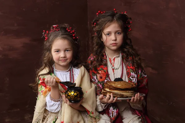 Två Tjejer Vackra Ryska Kostymer Hålla Pannkakor — Stockfoto