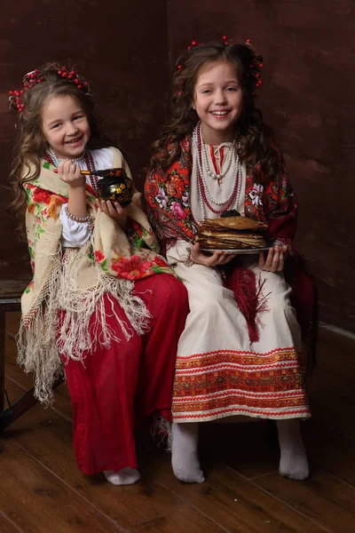 Két Lány Gyönyörű Orosz Jelmezek Tartani Palacsinta — Stock Fotó