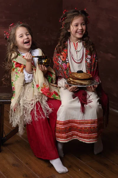 Δύο Κορίτσια Στην Όμορφη Ρωσική Κοστούμια Πληρούν Καρναβάλι — Φωτογραφία Αρχείου