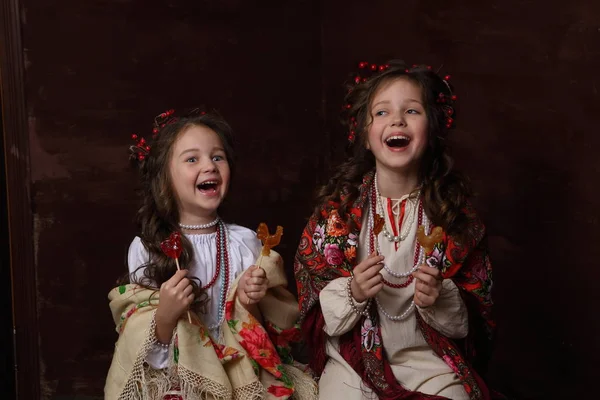 穿俄罗斯连衣裙的女孩们笑着抱棒糖 — 图库照片