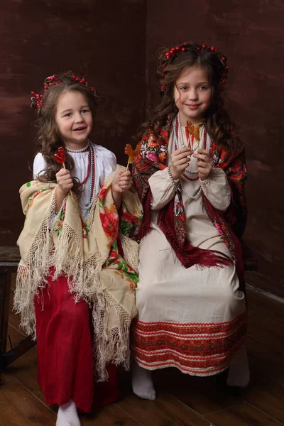 Девушки Русских Костюмах Конфетами — стоковое фото