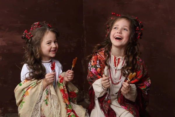 Meninas Trajes Russos Com Doces — Fotografia de Stock