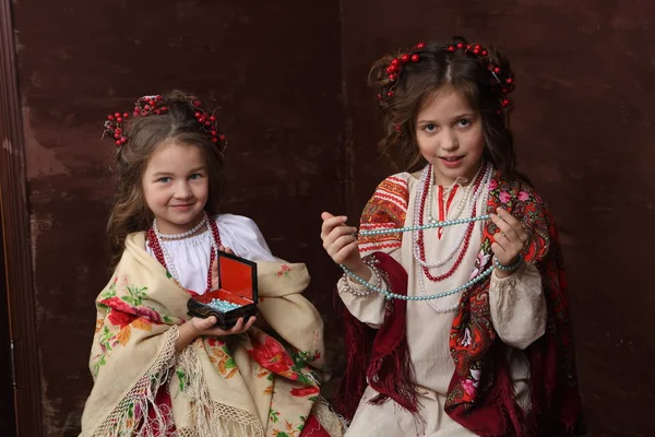 Meninas Roupas Russas Brincando Com Contas — Fotografia de Stock