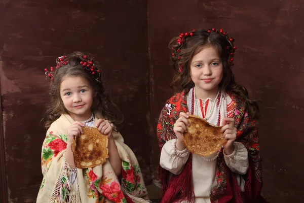 Duas Meninas Belos Trajes Russos Manter Panquecas — Fotografia de Stock