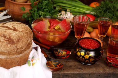 Festival şölen, kırmızı havyar, turşu karpuz, likör ve taze ekmek