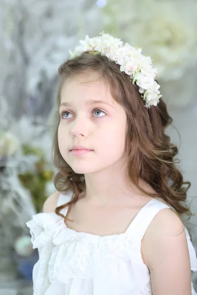 白いドレスや花輪で美しい少女 — ストック写真