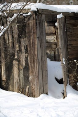 Eski ahşap kulübe. Karda eski ahır