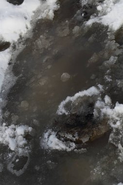 kış günü içinde donmuş su birikintisi üzerinde kırık buz kabuğu