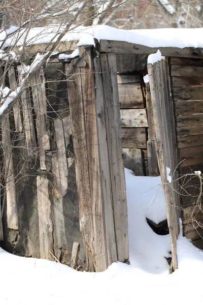 Старый Деревянный Амбар Снегу — стоковое фото