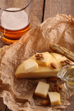 Gruyre peynir ahşap bir masa üzerinde bira ile