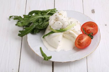 Peynir burrata domates Beyaz ahşap zemin üzerinde