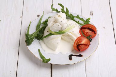 Peynir burrata domates Beyaz ahşap zemin üzerinde