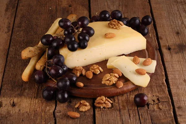 Sýr Hroznovým Vínem Ořechy Dřevěný Stůl — Stock fotografie