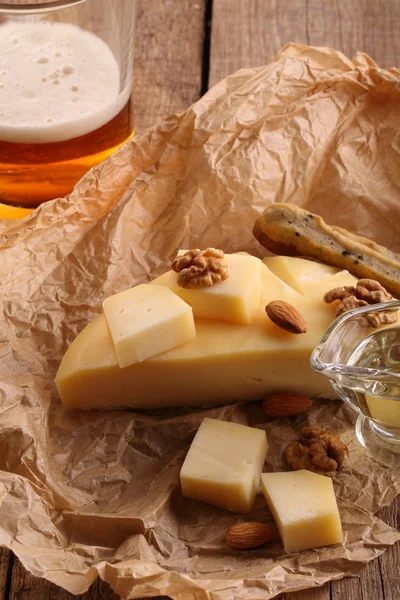 Sýr Gruyre Pivem Dřevěný Stůl — Stock fotografie