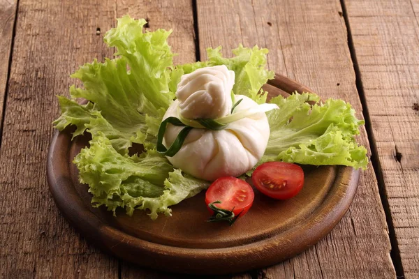 Queso Burrata Con Tomates Crema Sobre Hojas Lechuga —  Fotos de Stock