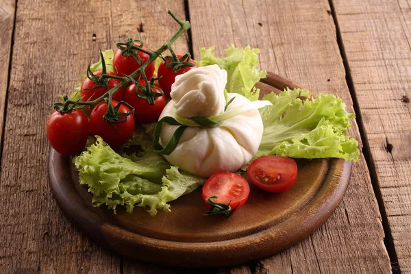 Burrata Formaggio Con Pomodori Panna Foglie Lattuga — Foto Stock