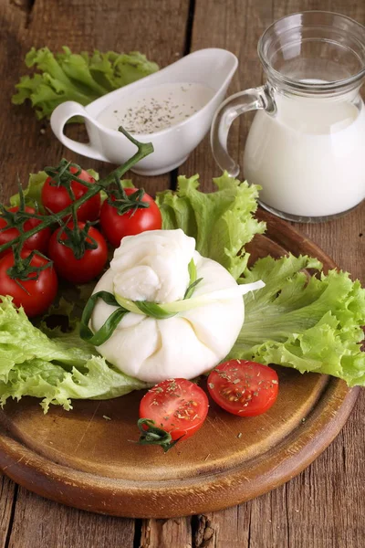 Burrata Formaggio Con Pomodori Panna Foglie Lattuga — Foto Stock