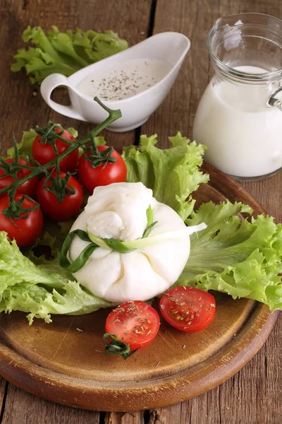 Sajt Burrata Paradicsom Paradicsom Tejszín Saláta Levelek — Stock Fotó