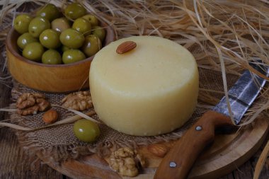 İspanyolca Manchego peynir zeytin ve ahşap zemin üzerine fındık ile