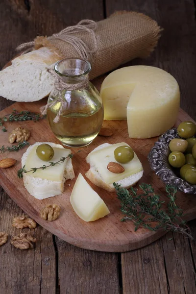 Bocadillos Con Queso Aceitunas Frutos Secos — Foto de Stock