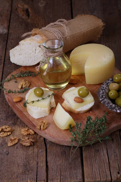 Bocadillos Con Queso Aceitunas Frutos Secos — Foto de Stock